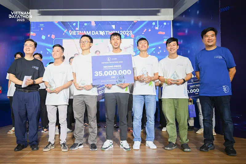 The Second Prize was awarded to Team DataDark from Ho Chi Minh City University of Technology, VNU-HCM, and a team member from Ho Chi Minh City University of Industry.